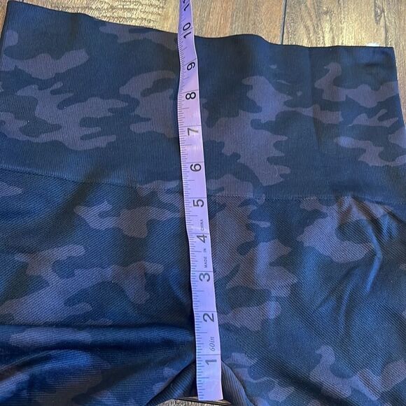 SPANX Look at Me Now Seamless Cropped Leggings SIZE S in EUC Camo - Picture 5 of 6